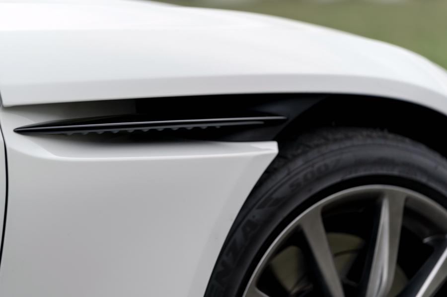 Детали экстерьера Aston Martin DB11 V8 2017 года  (UK) (фото 20 из 40)